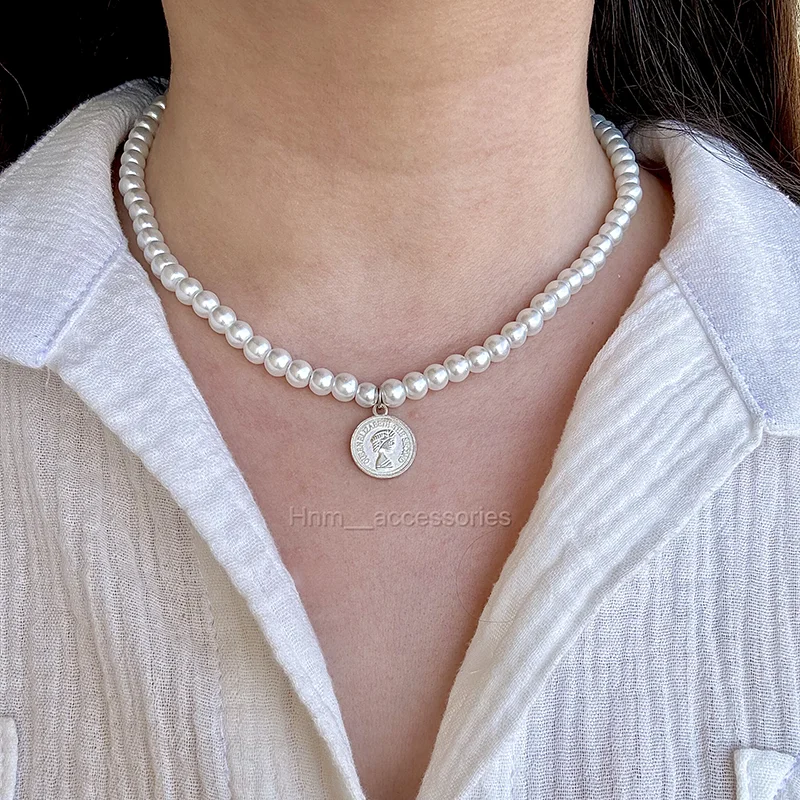 گردنبند مرواریدی با پلاک سکه